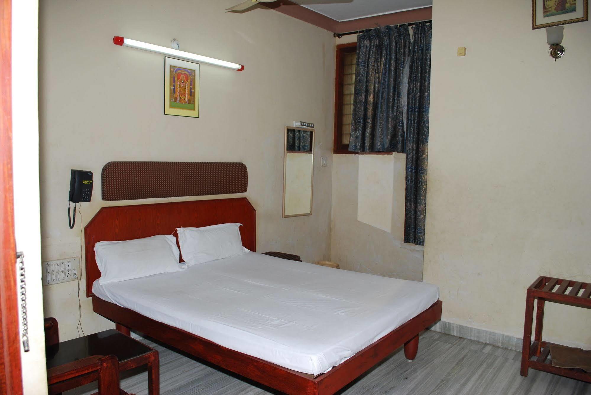 Sri Sai Residency Ξενοδοχείο Τιρουπάτι Εξωτερικό φωτογραφία